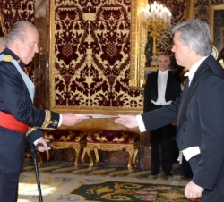 Su Majestad el Rey recibe la Carta Credencial del embajador de la República Oriental del Uruguay